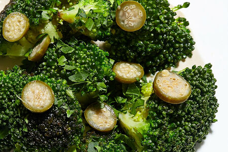 Брокколи с соусом тоннато