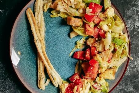 Салат TiJohn с хрустящими баклажанами и томатами  