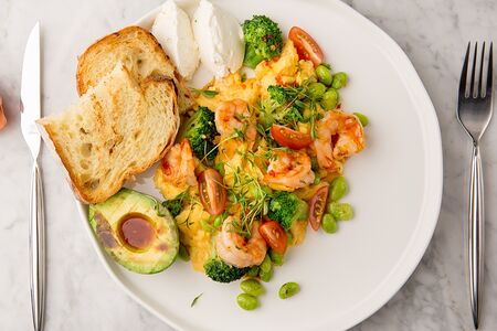 Скрэмбл с креветками в азиатском стиле