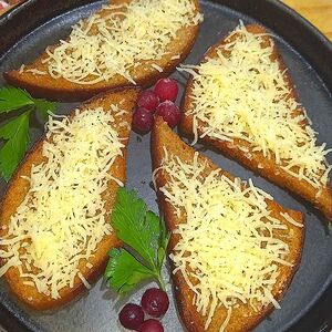 Гренки с чесноком и сыром