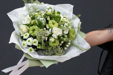 Букет цветов из роз и альстромерии Зеленый чай