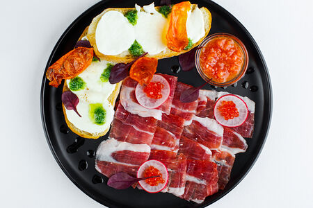 Сибирский хамон с чиабаттой и соусом песто