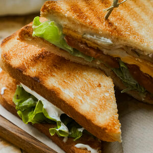 Сэндвич с беконом и яйцом