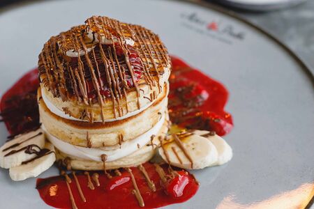 Панкейки с шоколадом, бананом и кленовым сиропом