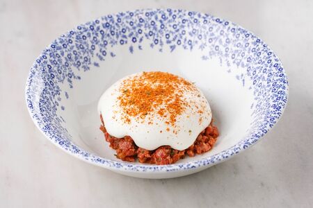 Тартар из говядины с вялеными томатами и муссом из пармезана