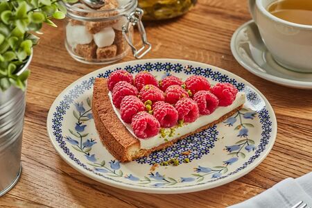 Пирог со свежей малиной