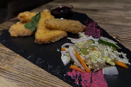 Жареный сыр Сулугуни с ягодным соусом