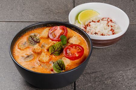 Сливочный Том ям с курицей