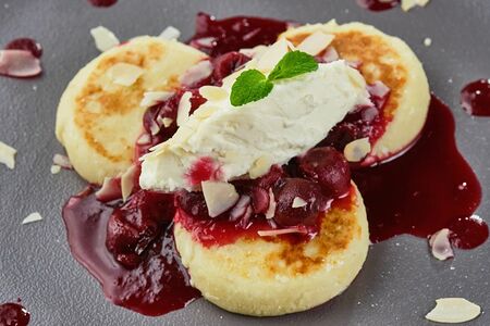 Сырники с вишней и крем-чизом