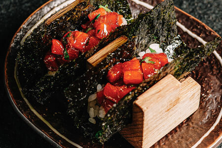 Хенд-ролл с тунцом блюфин аками