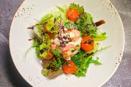 Буррата с печеными томатами и креветкой