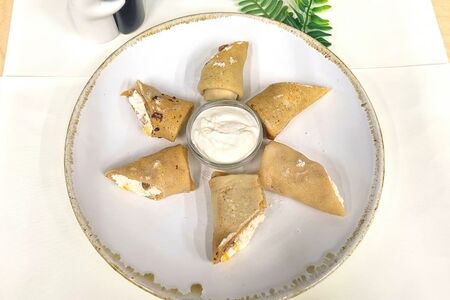 Блины с творогом, изюмом и курагой