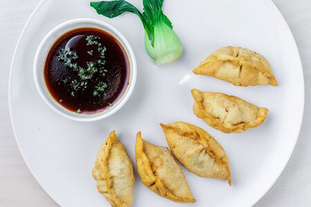 Китайские пельмени с говядиной и свининой жареные