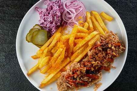 Pulled pork с салатом коул слоу с картофелем фри