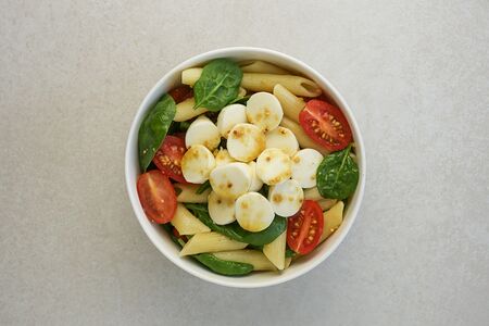 Салат с пастой и моцареллой