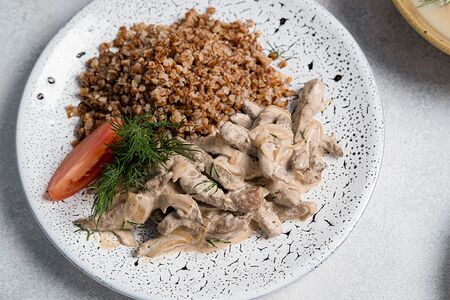 Печень по-строгановски с гречкой