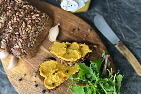 Паштет из нута с восточными травами и копченой паприкой