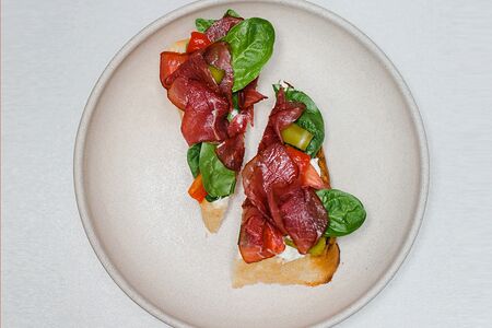 Брускетта с копченой говядиной, страчателлой и печеным перцем