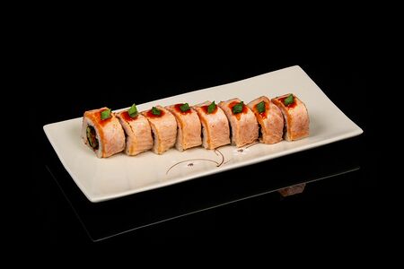 Ролл с опаленным лососем