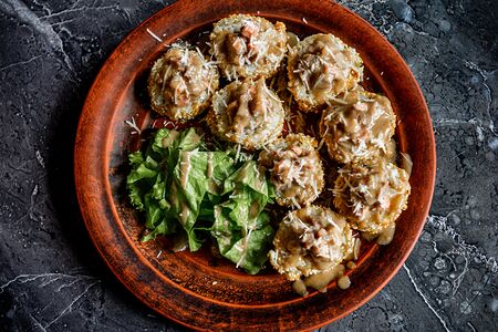 Кранч ролл с тартаром из телятины и трюфельным дрессингом