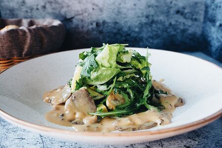 Теплый салат с телятиной