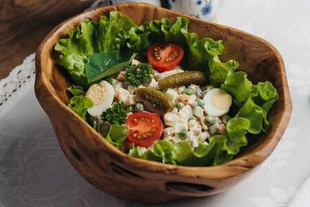 Салат Оливье с подкопченной индейкой и перепелиным яйцом