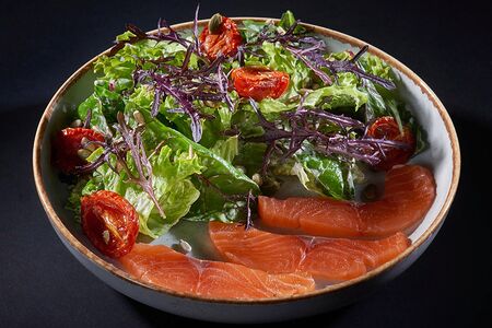 Руккола с лососем и перепелиными яйцами