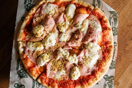 Пицца с мортаделлой и страчателлой