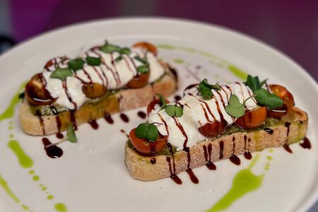 2 мини-брускетты со страчателлой