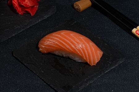 Суши с лососем