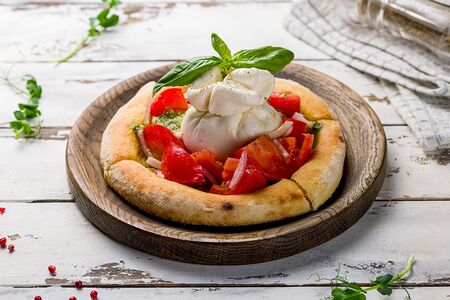 Фокачча с бурратой и томатами