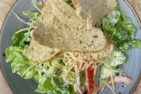 Салат Цезарь с курицей