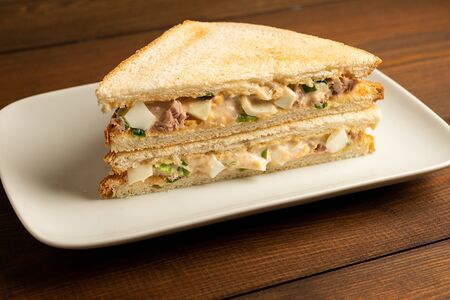 Сэндвич с тунцом и яичным салатом