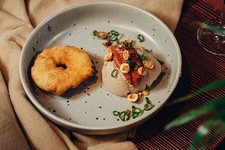 Паштет с тбилисским пончиком