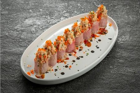 Опаленный ролл с тунцом, креветкой, ореховым соусом