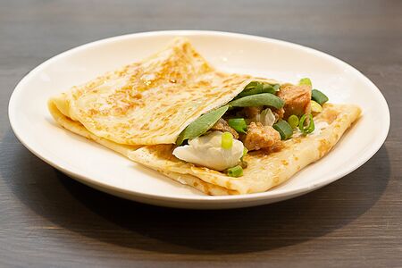 Блин с лососем терияки, сливочным сыром и шпинатом