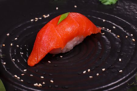 Суши с копченым лососем