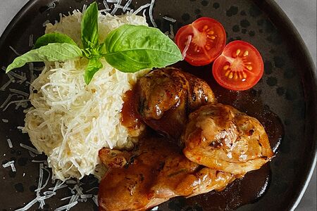 Курица с рисом и соусом пармезан