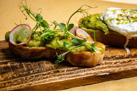 Брускетта с авокадо и яйцом пашот