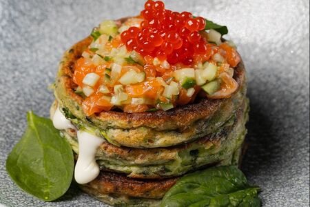 Зеленые оладьи из цукини с форелью