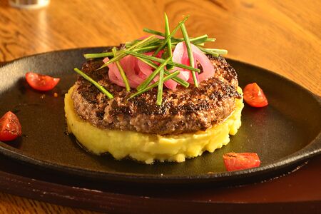 Бифштекс говяжий с пюре и соусом демиглас