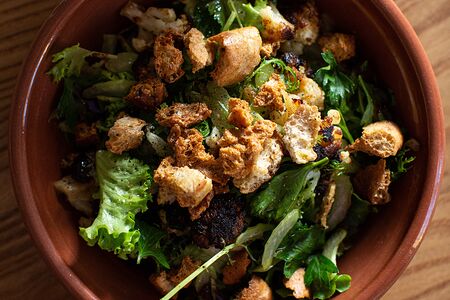 Салат с печеной цветной капусты с тахиной и патокой