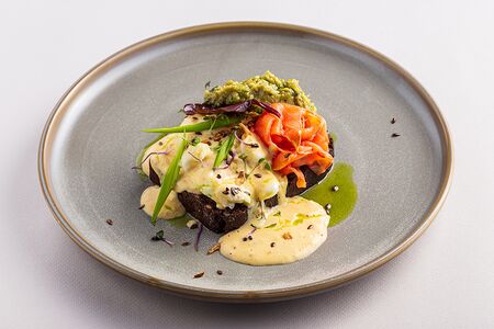 Ржаной тост с лососем и гуакамоле