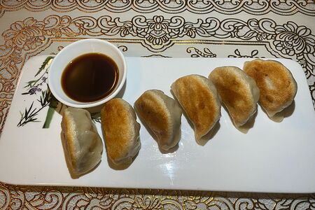 Жареные димсамы с курицей и грибами