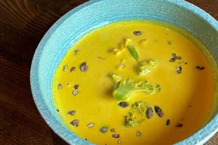 Кокосовый крем-суп с морковью, креветками и брокколи