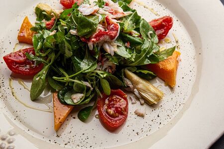 Салат с крабом и рукколой