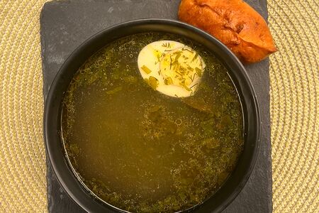 Бульон с яйцом и расстегаем