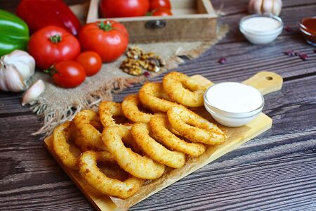 Кальмары в панировке с белым соусом