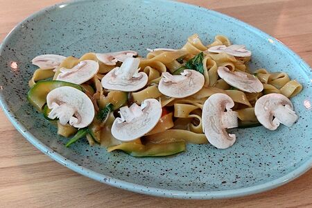 Паста с грибным соусом и шампиньонами