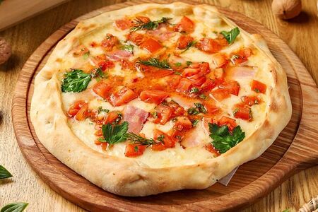 Хачапури с томатами и беконом